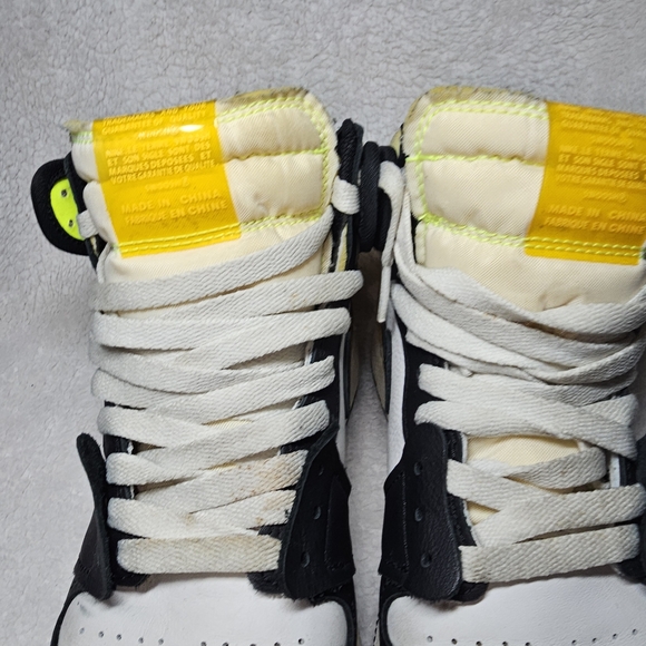 Air Jordan 1 Retro High OG “Volt Gold” size 7Y - Picture 8 of 11